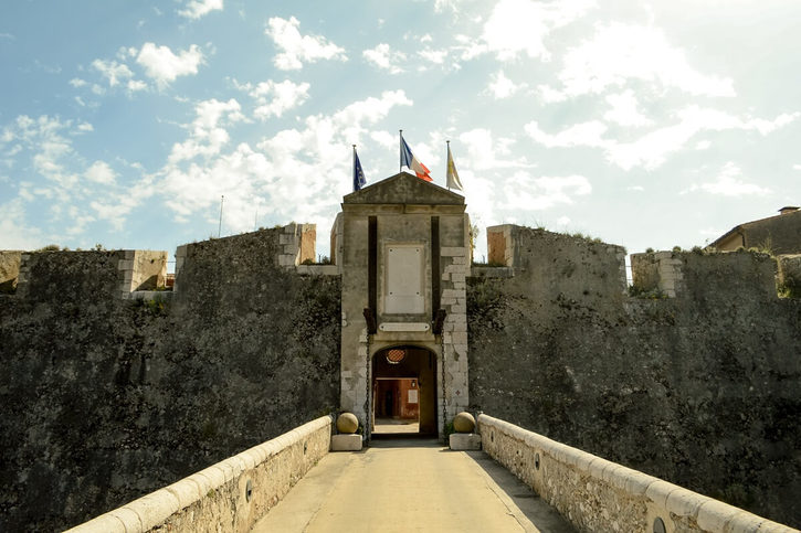 Villefranche-sur-Mer - Vstup do pevnosti Mairie de Villefranche-sur-Mer.
