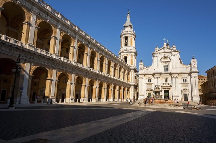 ncona – Námestie Loreto s trojloďovou bazilikou Santa Casa z 15. storočia.