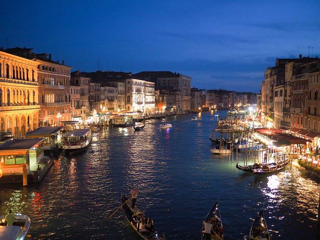 Pohled na večerní Canal Grande