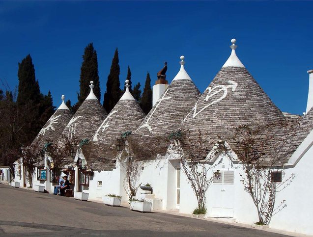 Domečky Trulli stavěné bez malty z opracovaných kamenů, měly původně jen jednu místnost kvadratického půdorysu se silnými stěnami vysokými cca 1,5 m