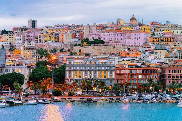 Cagliari - Panorama města s přístavem 