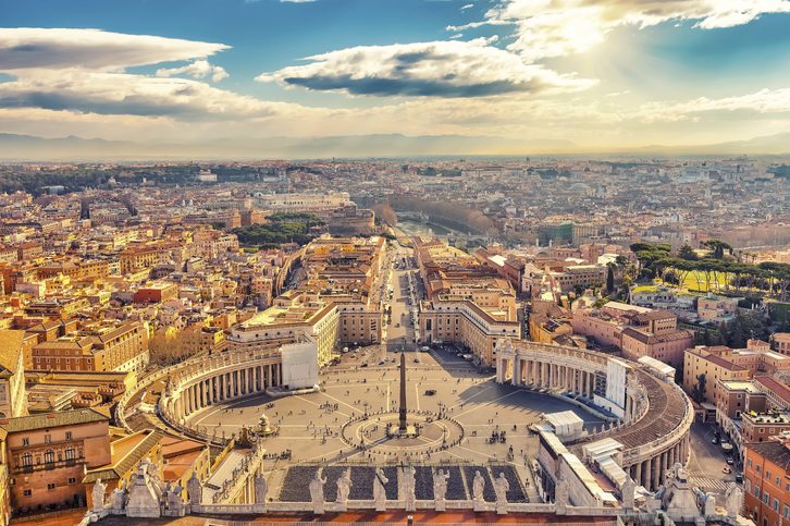 Náměstí svatého Petra ve Vatikánu a letecký pohled na Řím