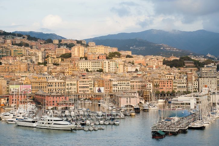 Pohled na přístav Janov a jeho město, Itálie