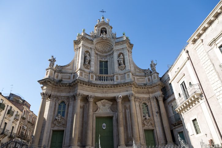 Katánia – Biely kamenný fasád kolegiátneho kostola Santa Maria dell'Elemosina, krásnej baziliky v centre mesta.