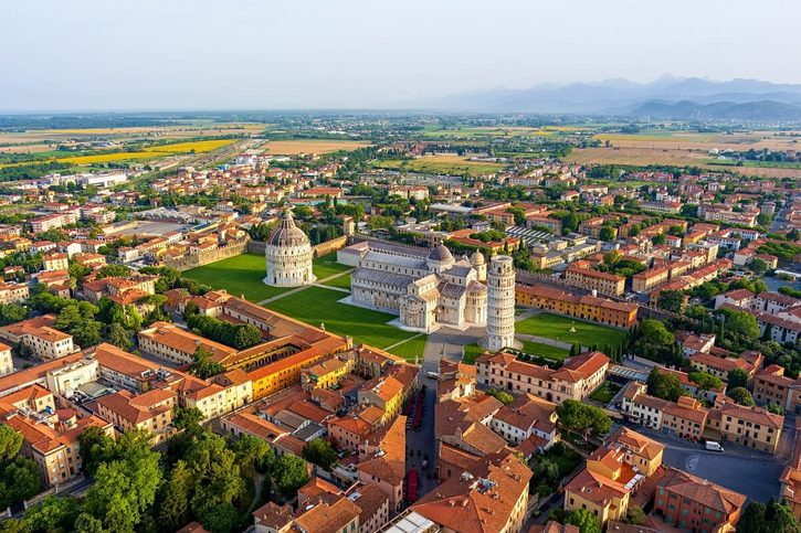 Panorama města Pisa a Piazza dei Miracoli