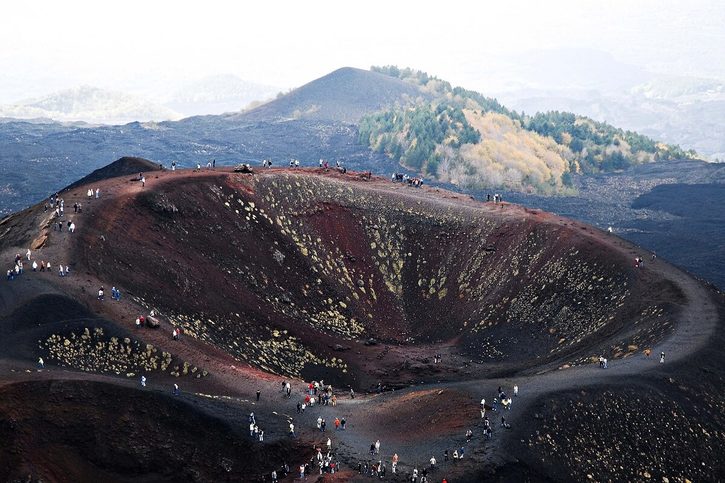 Messina – Etna – Etna je najvyššia činná sopka a druhá najmohutnejšia sopka v Európe, ostrov Sicília.