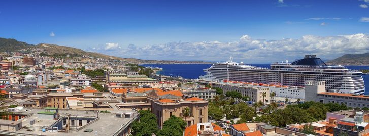 Messina – Pohľad na mesto a kotviacu výletnú loď v Messine, Sicília