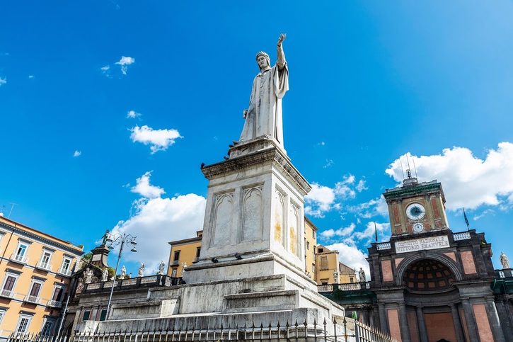 Neapol – Socha Danteho Alighieriho na námestí Piazza Dante