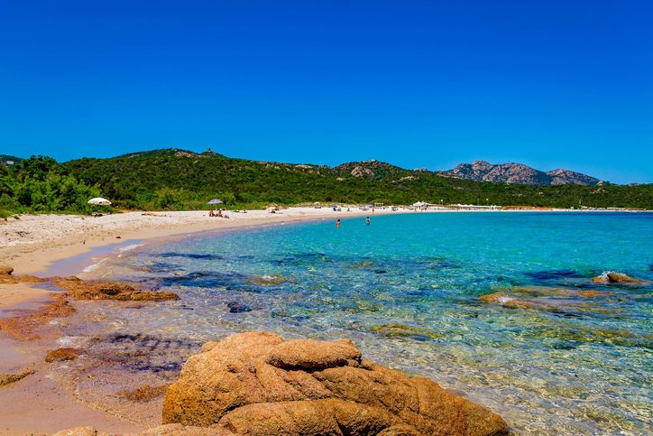 Pláž a možnost koupání v Olbii, Sardínie