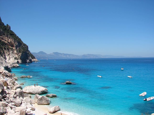 Krásně čisté a lákavé moře v Olbii, Sardinie