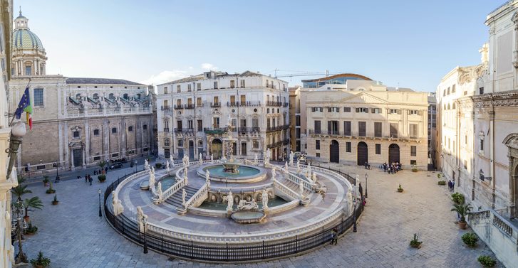 Slavná kašna hanby na barokním náměstí Piazza Pretoria, Palermo, Sicílie