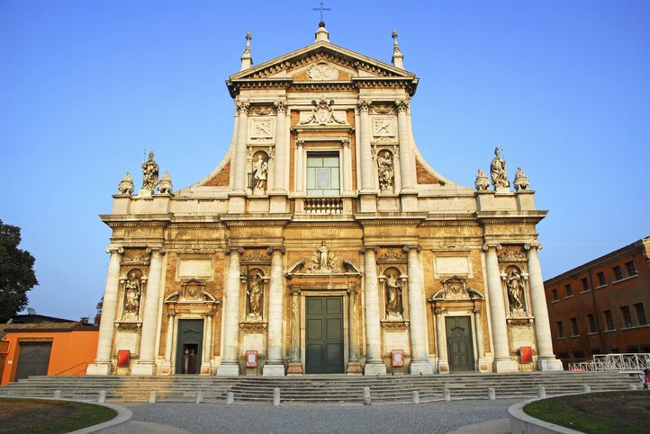 Bazilika Panny Marie - Jeden z ravennských barokních chrámů byl postaven v letech 1553 až 1606 podle projektu architekta Bernardina Tavelly a upraven ve II. polovině 18. století architektem Camillo Morigiou, Ravenna, Itálie