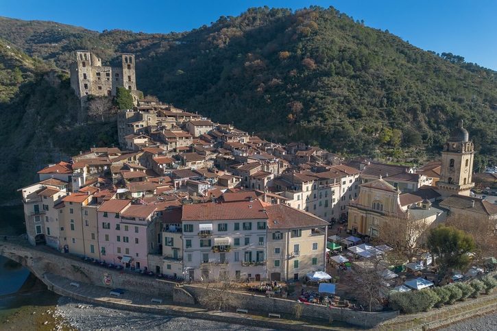 Sanremo - Letecký pohľad na historickú obec Dolceacqua v Ligúrii