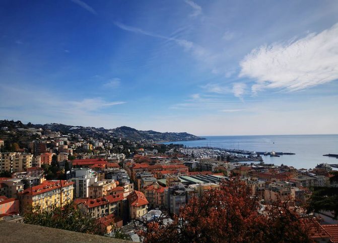 Sanremo - Pobrežná panoráma Sanrema s prístavom