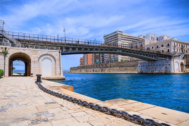 Pohľad na Ponte Girevole (Ponte di San Francesco di Paola), otočný most v Tarente.