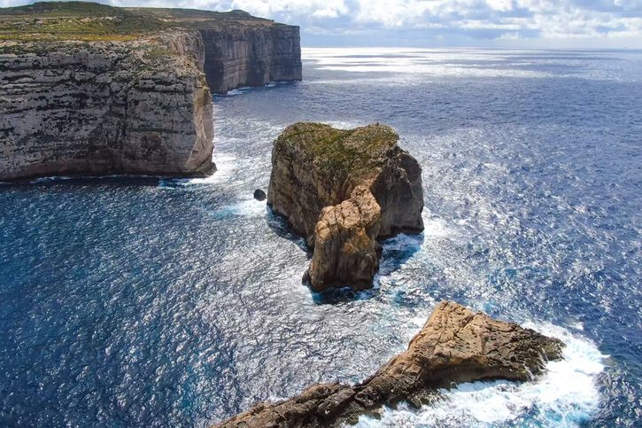 Letecký pohľad na zátoku Dwejra na ostrove Gozo.