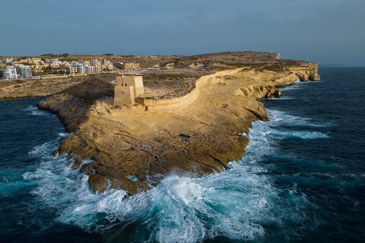 Xlendi – Letecký pohľad na pobrežie ostrova Gozo s útesmi.
