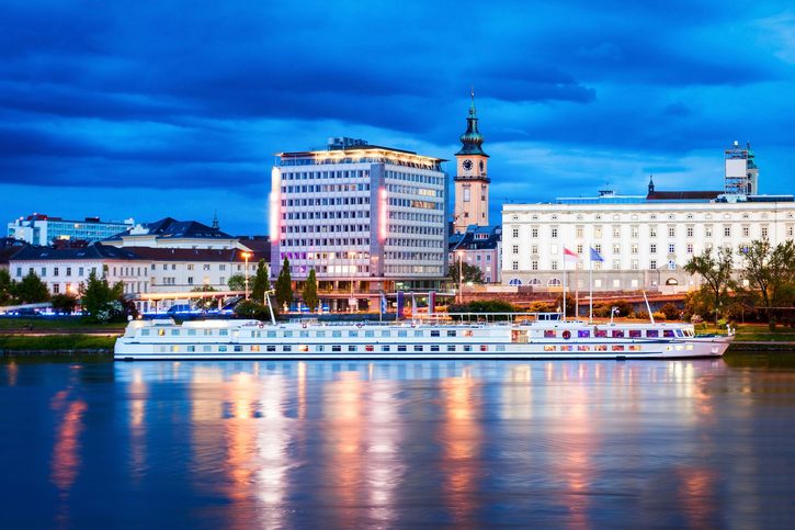 Centrum města Linz a řeka Dunaj v Rakousku. Linz je třetím největším městem Rakouska