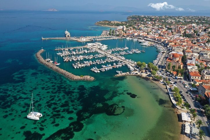 Aigina - Panoramatický letecký pohľad na prístav a hlavné mesto ostrova.