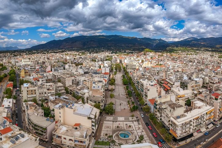 Kalamata - Letecký pohľad na centrálne námestie Platia Vasileos Georgiou a pešiu zónu na Aristomenovej ulici v Kalamate