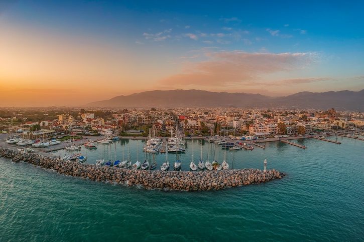 Kalamata - Pohľad na prístav Kalamata Marina pri západe slnka.