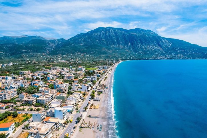 Kalamata - Letecký pohľad na prístav Kalamata Marina a dlhú mestskú pláž