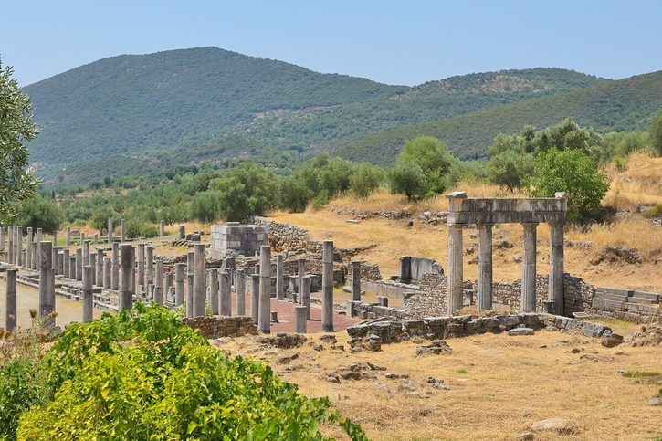 Kalamata - Pozostatky starovekého mesta Messéné so stĺpmi a antickými stavbami