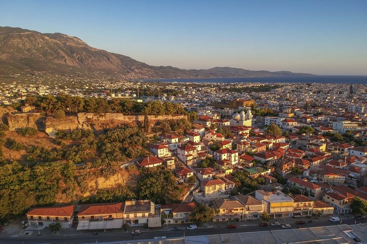 kalamata - Západ slnka nad mestom Kalamata v Grécku.