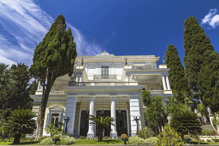 Zámeček Achillion -  je letní zámeček rakouské císařovny Alžběty „Sissi“ Bavorské. Jde o stavební památku z roku 1890 na řeckém ostrově Korfu, Řecko