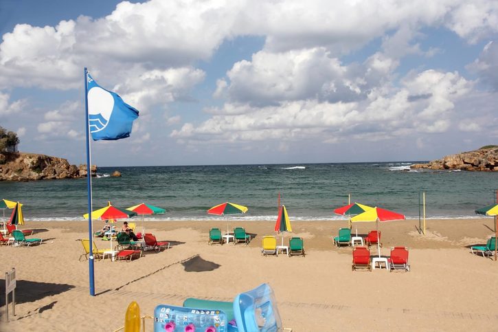 Chania – Pláž so slnečníkmi.