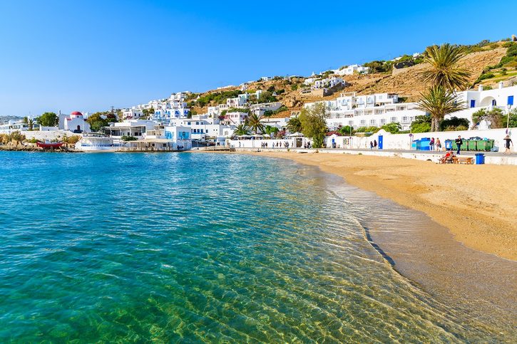 Mykonos - Menšia pláž priamo pri prístave Mykonos (Chora)