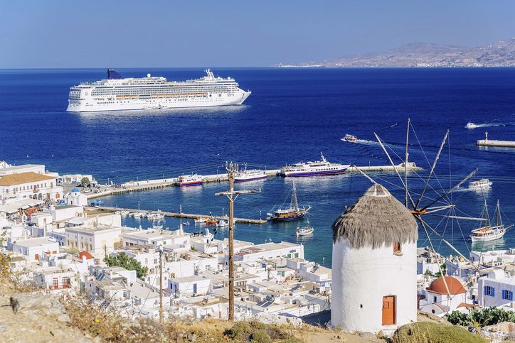 Mykonos - Pohľad na odplávanie výletnej lode z Mykonosu, Grécko