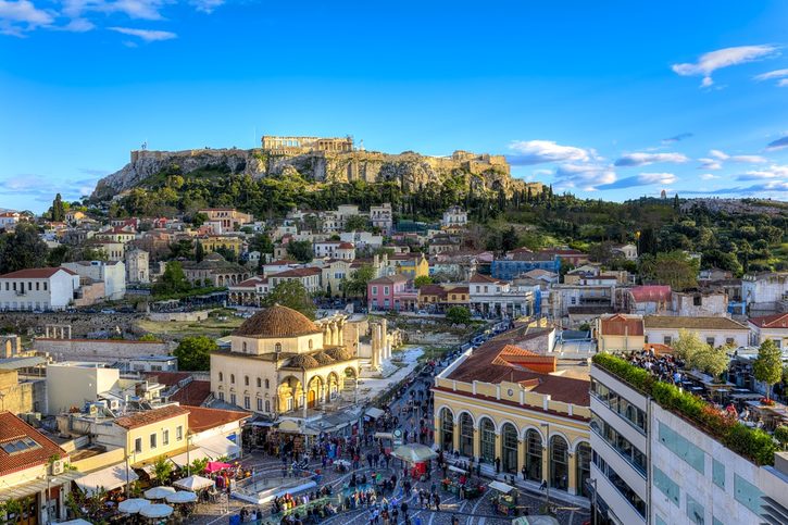 Panoráma s námestím Monastiraki a Akropolou.