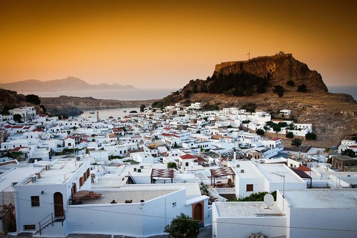 Rhodos - Pohľad na dedinu Lindos s prístavom