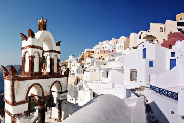 Santorini - Okouzlující město s typickými bílými domky i kostelíky s modrými doplňky a květinami se snaží udržet i tradice z minulosti, Řecko