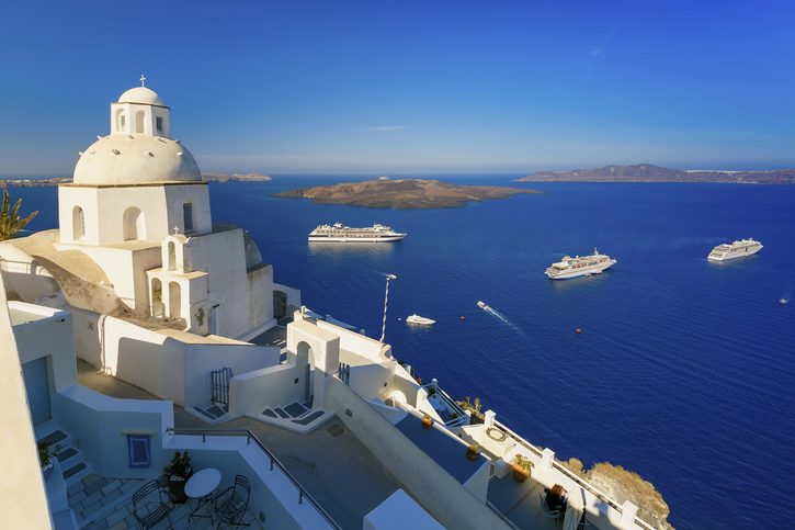 Krásný pohled na výletní lodě, Santorini, Řecko