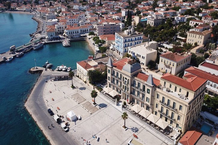Spetses - Letecký pohľad na hotel situovaný priamo pri prístave