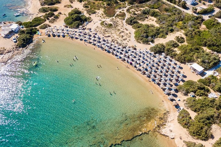 Paros - Letecký pohľad na malú pláž Santa Maria.
