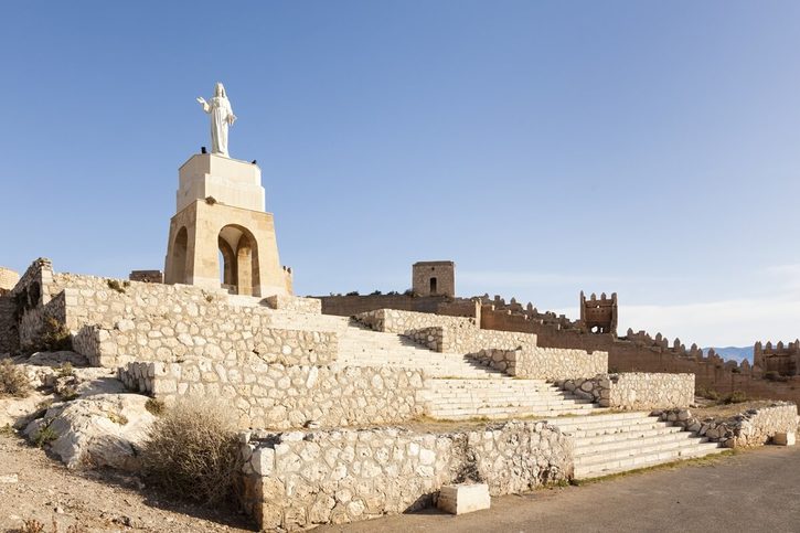 Almería – Vyhliadka so sochou Ježiša a pozostatkami starovekých mestských hradieb