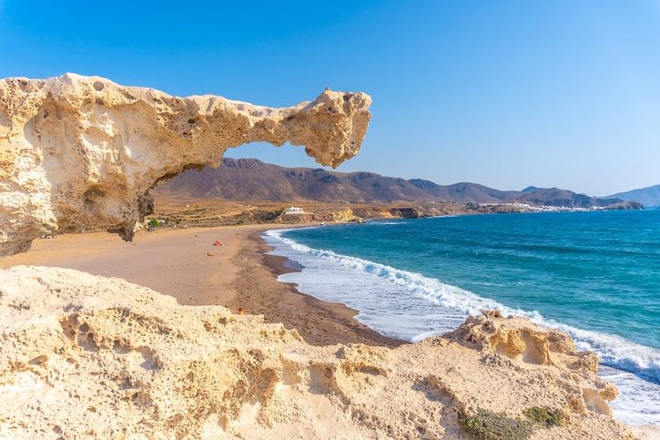 Almería – Vzácny skalný útvar na pláži Los Escullos v prírodnom parku Cabo de Gata