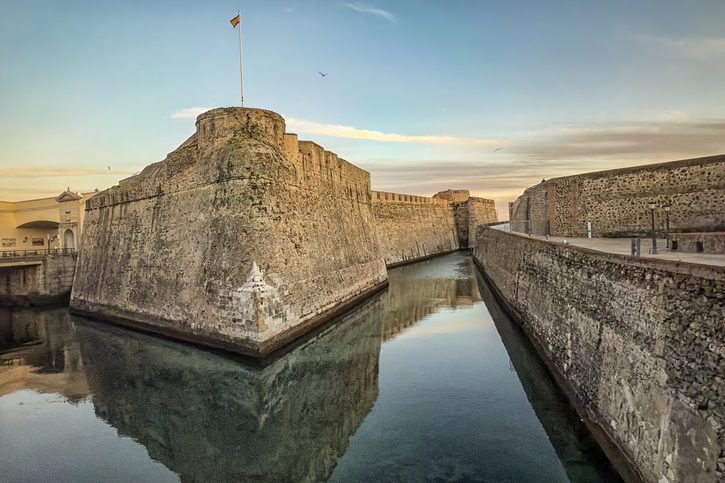 Ceuta - Mohutné kamenné hradbové veže Murallas Reales