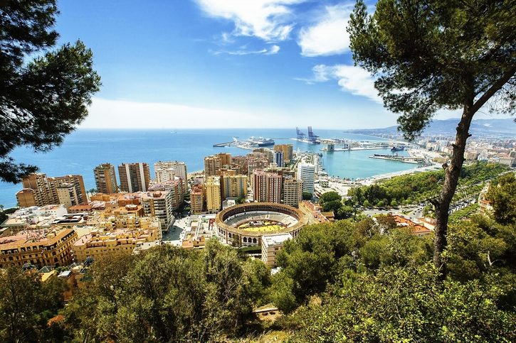 Málaga - Panorama města a slavná kruhová aréna pro býčí zápasy Plaza de Toros