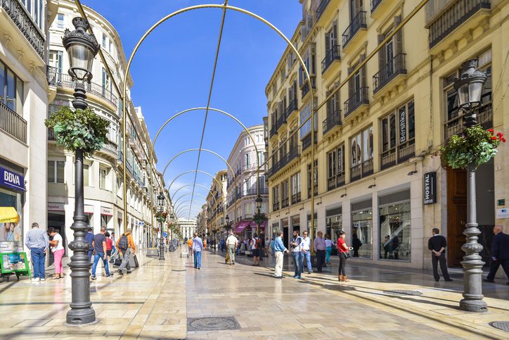 Turisté se procházejí po pěší Larios Street v centrum Malagy, Španěslko