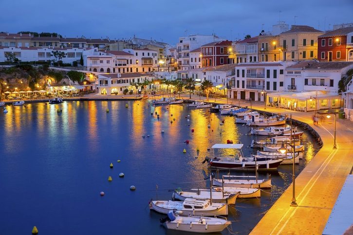 Večerný pohľad na prístav Mahon Večerný pohľad na prístav Mahon