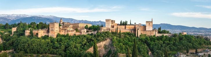 Panoramatický výhľad na Alhambru s horami Sierra Nevada v pozadí – Granada