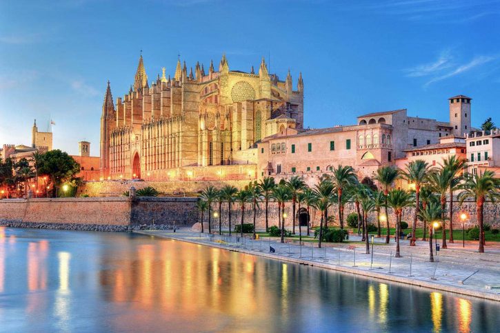 Katedrála Panny Marie - jedna z největších gotických katedrál v Evropě, pocházející z roku 1230, Mallorca, Španělsko