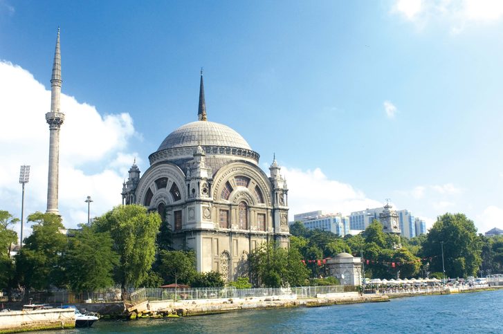 Pohled na Ortakoy mešitu, Istanbul, Turecko