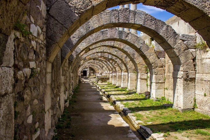 Izmir – Oblúky a kamenné múry Agory