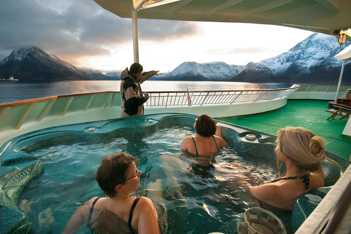 Jacuzzi-on-MS-Nordnorge-HGR-110500-+Photo_Photo_Competition