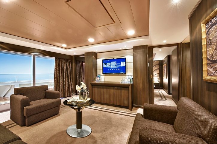 Štvorlôžkové rodinné apartmá Executive Suite (YC2), obývacia časť – MSC Divina